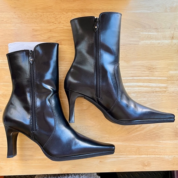 NWT in original box - Unisa Black Leather Double Zipper Extended Ankle Boots - Picture 3 of 7